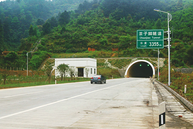 51-马梧高速公路茶子脚2X3355m特长隧道_1.jpg